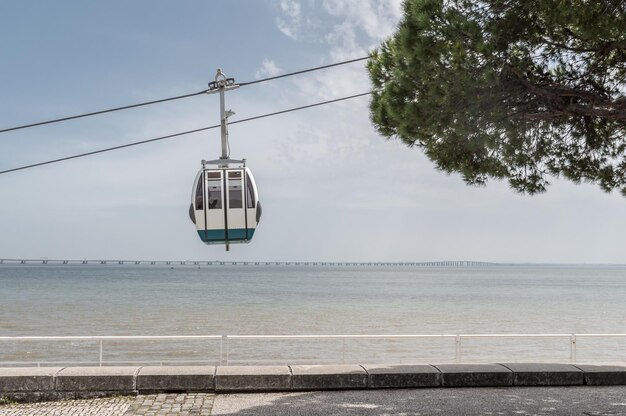 Telecabina a cavallo sopra il mare contro il cielo