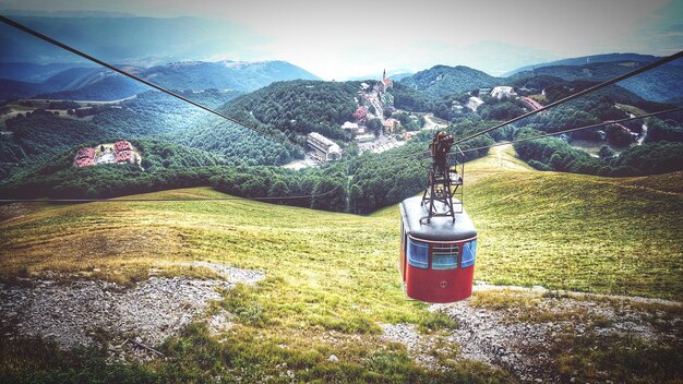 Foto telecabine aeree nel paesaggio rurale