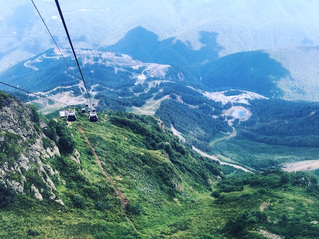 Photo overhead cable cars over mountains