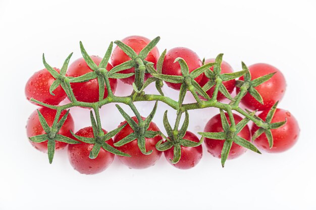 Foto un'occhiata ai pomodori freschi di ciliegio contro il bianco