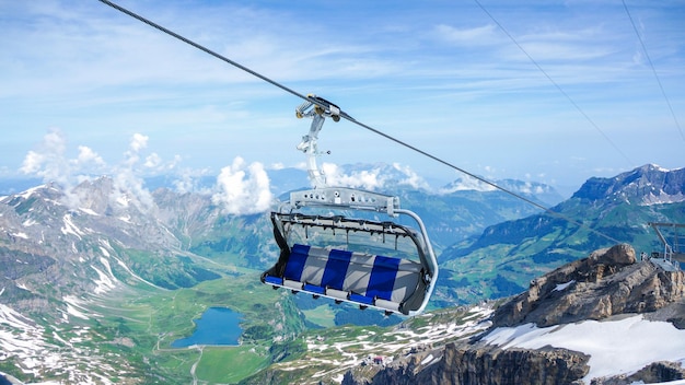 Overhead kabelbaan tegen bergen