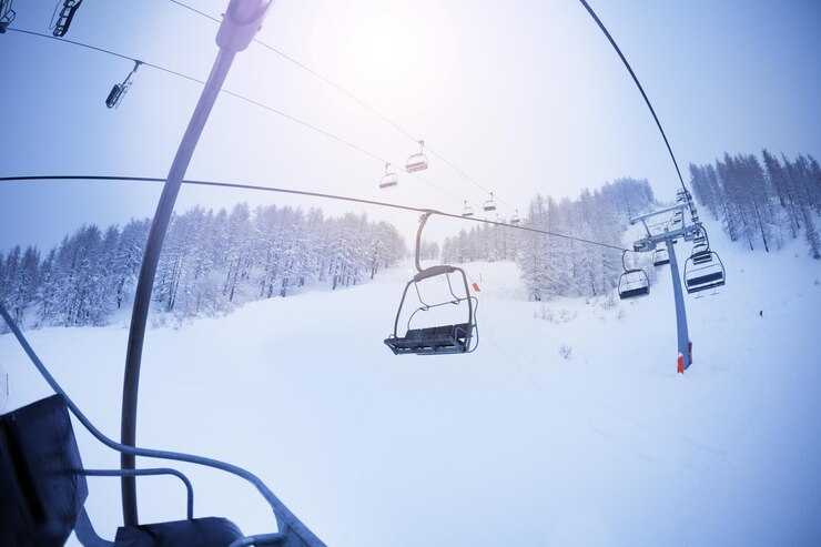 Foto overhead kabelbaan tegen de hemel tijdens de winter