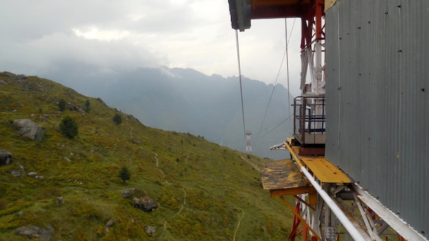 Foto overhead kabelbanen over bergen tegen de lucht