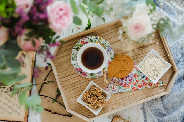 Overhead ontbijt met bloemen en boeken