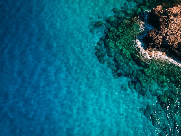 Overhead rotsachtige kust met kristalhelder blauw water, cyprus, blue lagoon