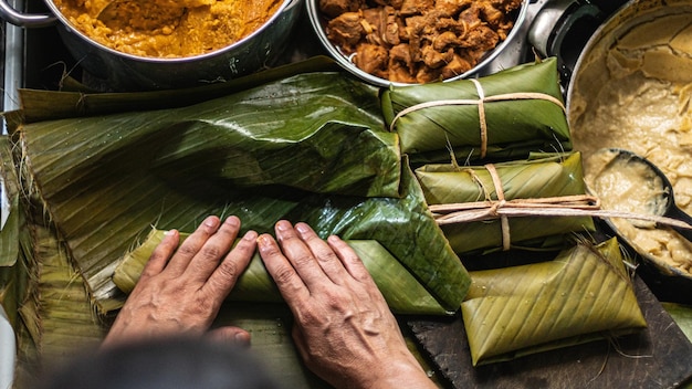 Overhead schot van persoon die hondurese tamales voorbereidt