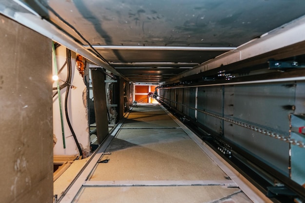 下から見た建設中のエレベータートンネルのオーバーヘッドショット
