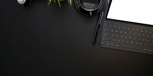 Photo overhead shot of modern workplace with blank screen tablet and cup of coffee