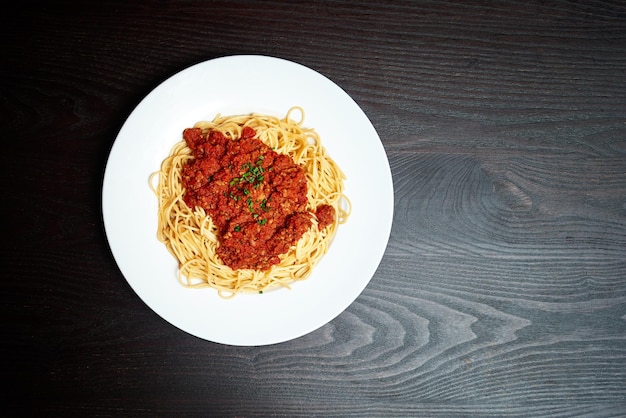 Photo overhead shot of spaghetti bolognaise with copy space