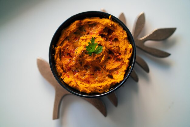 Overhead shot van een heerlijke kom curry op een witte tafel