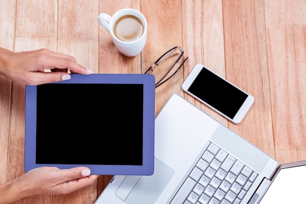 Foto overhead van vrouwelijke handen met tablet