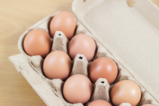 開いた卵のカートンの茶色の鶏の卵のオーバーヘッドビュー。新鮮な