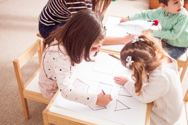 幼稚園の子供たちの俯瞰図は、子供たちを着色する文字や形を学びます