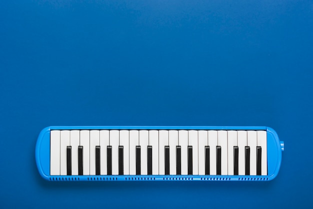 Photo an overhead view of classical piano black and white keyboard on blue background