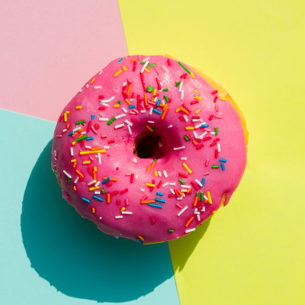 Photo an overhead view of donut against colorful background