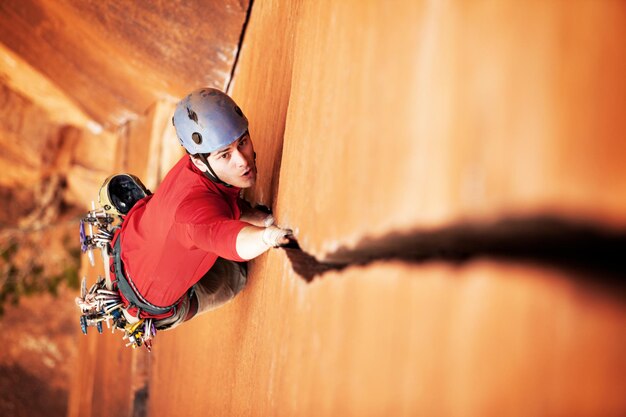 Photo overhead view of man climbing rock