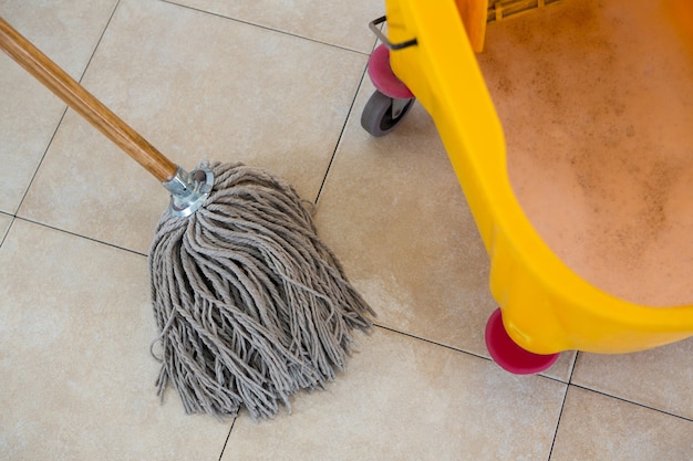 Photo overhead view of mop by bucket