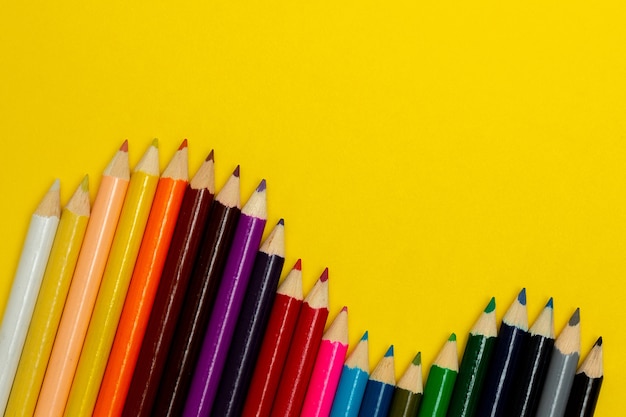 사진 노란색에 다채로운 연필의 오버 헤드보기