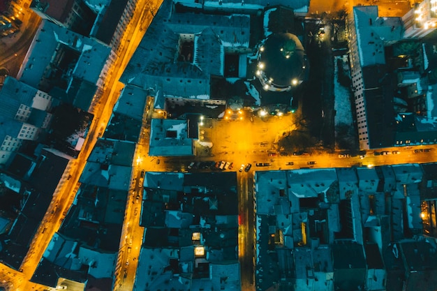 Vista dall'alto della vecchia città europea. tempo del crepuscolo