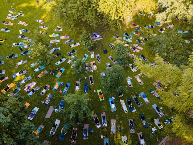 Vista dall'alto delle persone che fanno yoga nel parco pubblico della città