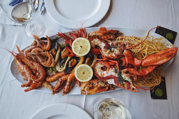 Photo overhead view of a seafood platter