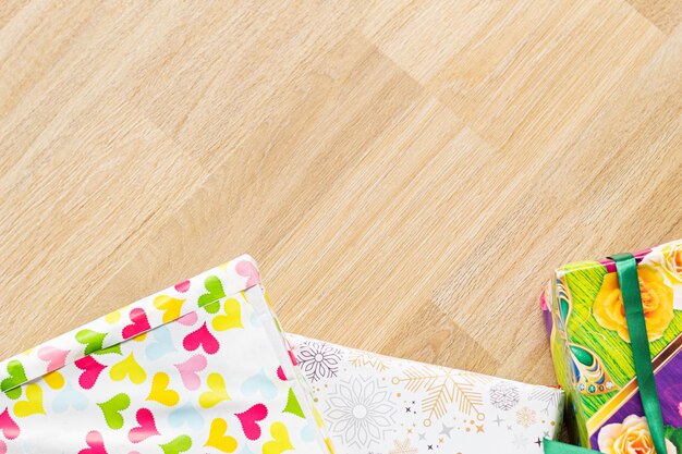 Photo overhead view of some christmas gifts on a wooden background image with copy space