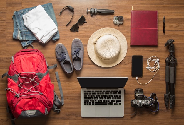 Foto vista sopraelevata del fondo di concetto degli accessori del viaggiatore