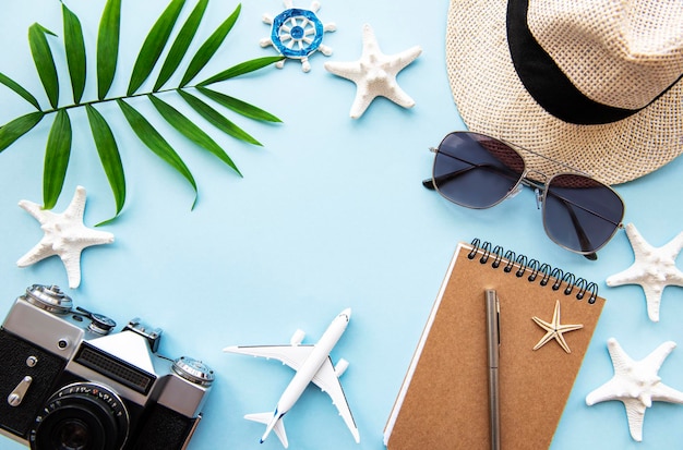 Foto vista dall'alto degli accessori del viaggiatore articoli di vacanza essenziali sfondamento del concetto di viaggio