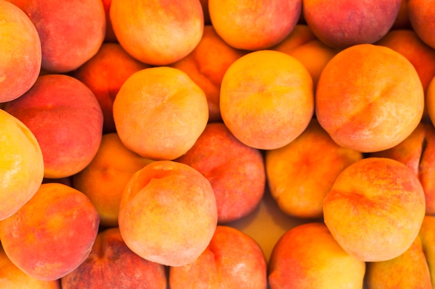 収穫された桃フルーツのオーバーヘッドビュー