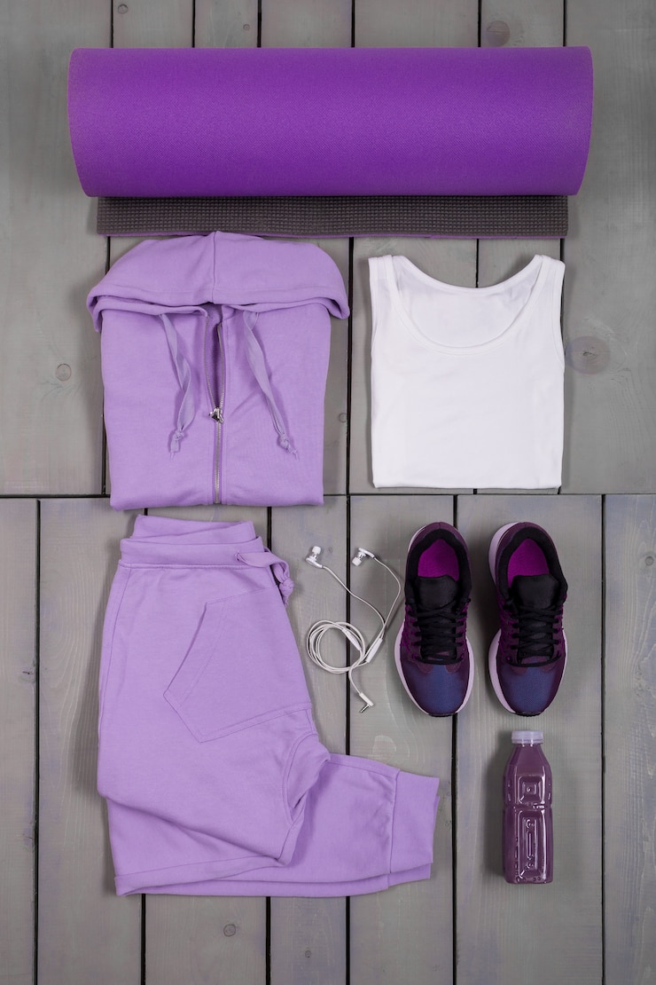 Photo overhead view woman's workout outfit. female sports equipment. 