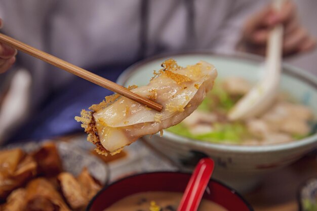 Foto overheerlijke chinese traditionele panfried dumplings potstickers op eetstokjes geserveerd in een resta