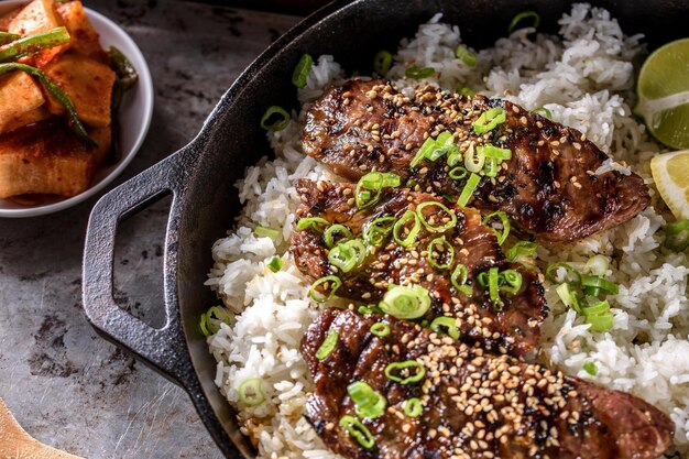 Foto overheerlijke kalbi delight top close-up van heerlijke gegrilde kalbi op gestoomde witte rijst in 4k