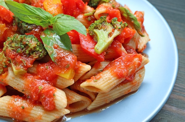 Overheerlijke vers gekookte Marinara Penne met geroosterde groenten