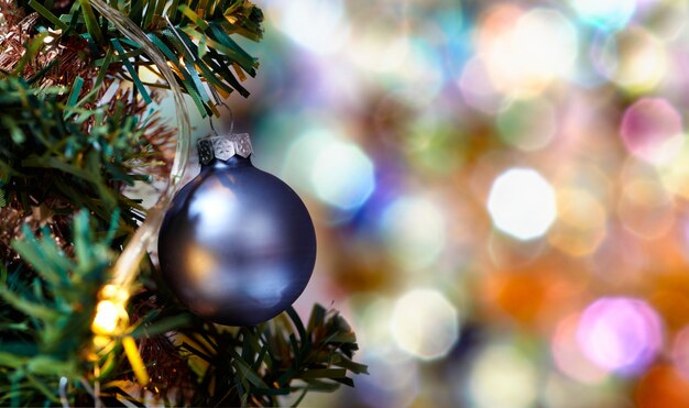 Cerchi e forme di sovrapposizione con la palla colorata sull'albero