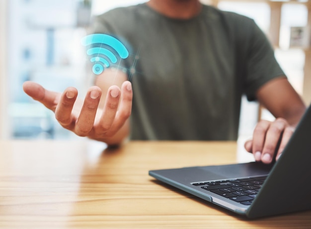 Foto wi-fi in sovrapposizione e imprenditore con connessione internet per una navigazione o una ricerca rapida online tramite dispositivo di segnale del laptop ologramma digitale e rete di persone su un'app ai globale o un sito web sicuro