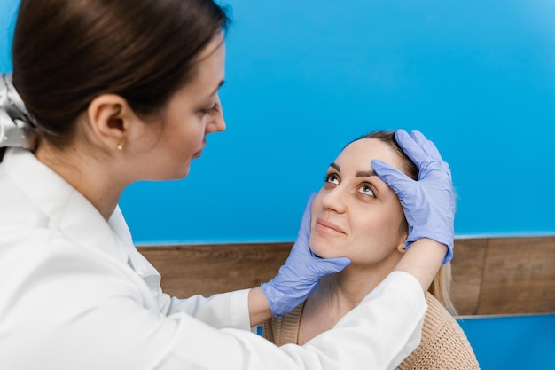 Overleg bij oogheelkundige kliniek voor behandeling van oogontsteking en zichtcorrectie Oogarts onderzoekt ogen en pupil van vrouwelijke patiënt