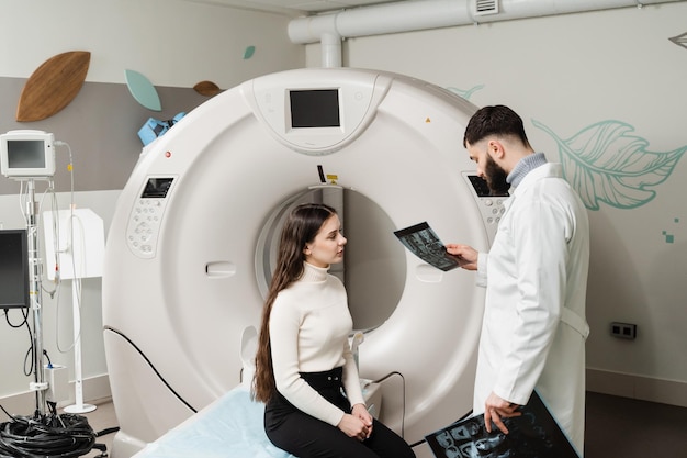 Overleg over CT-scan van de wervelkolom ter beoordeling van hernia-tumoren omvang van verwondingen misvormingen van bloedvaten Computertomografie CT-scanproces voor onderzoek van de wervelkolom