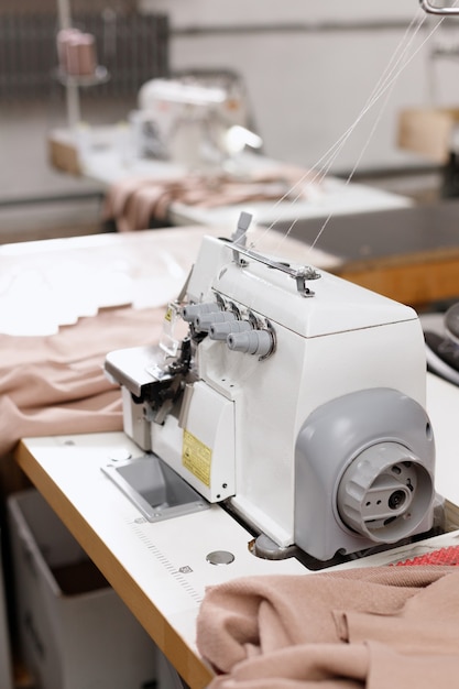 Overlockmachine met doek op het bureau van de naaister