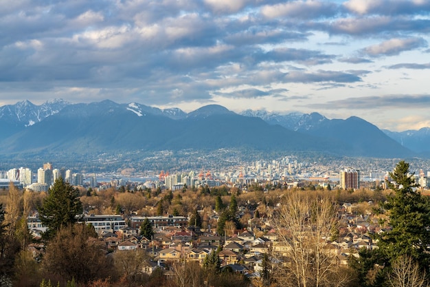 Взгляните на город Ванкувер в сумерках. Парк королевы Елизаветы, Ванкувер, Британская Колумбия, Канада.