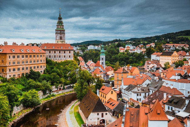 체스키 크룸로프(Cesky Krumlov)의 유서 깊은 시내 중심가를 내려다보고 있습니다. 체코 공화국