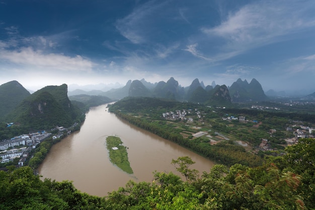 中国陽州の緑蓮山頂で雨が降った後、カルスト地形と李江川を見下ろす