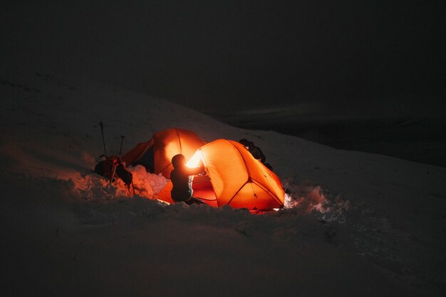 Overnachtingscamping op een besneeuwde berg