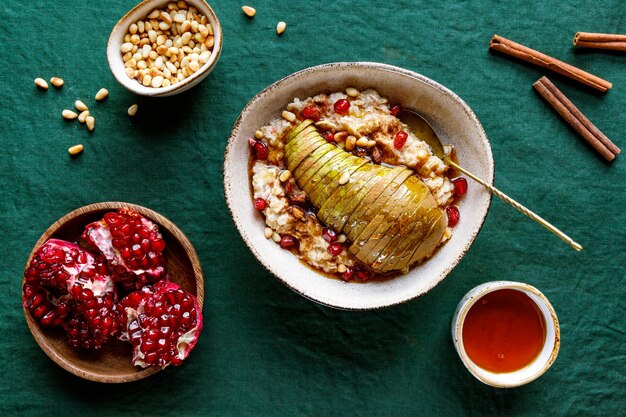 Overnight oatmeal met kaneel honing peer granaatappelpitjes en pijnboompitten Gezond vegan ontbijt