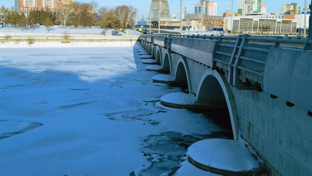 Overspannen brugclose-up over een bevroren rivier