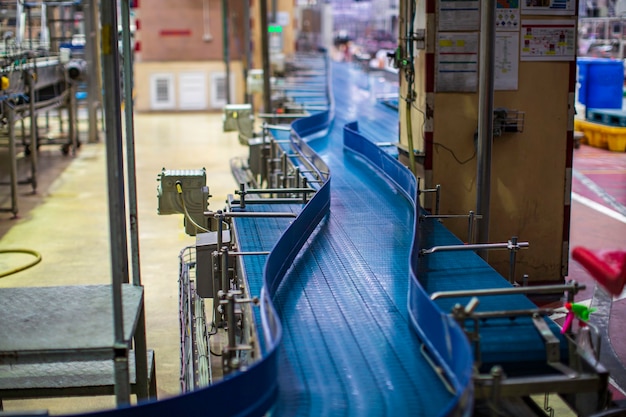 Foto oversteek van de drankfabriek voor rollen en transportbanden