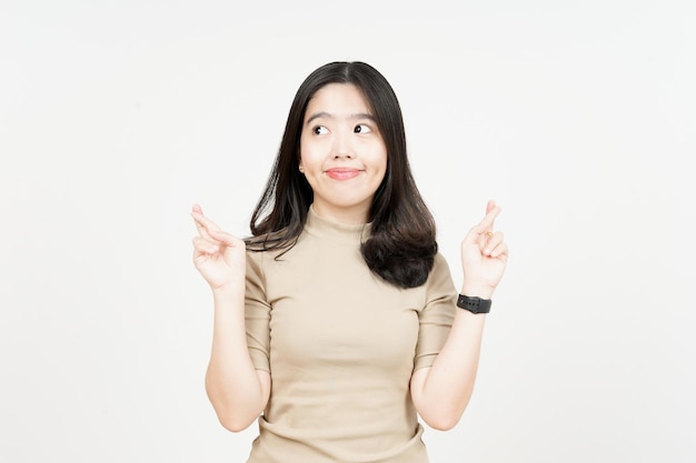 Overstekende vinger of geluksvingergebaar van mooie Aziatische vrouw geïsoleerd op een witte achtergrond