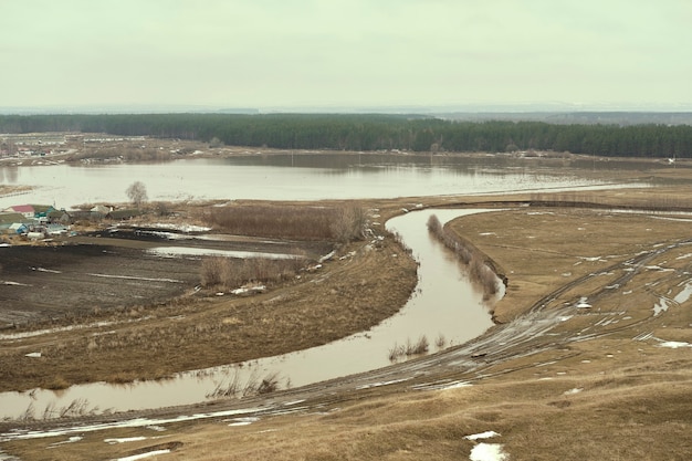 Overstromingswateren bedekken het huis en het veld in het gazon