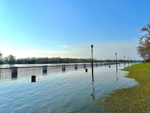 overstroomde stadsdijk