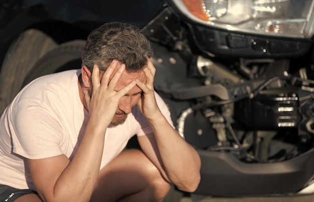 Overstuur man bestuurder bij kapotte auto na auto-botsing auto-ongeluk auto-ongeluk