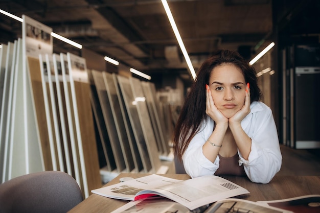 overstuur vrouw kan geen tegels kiezen in ijzerhandel